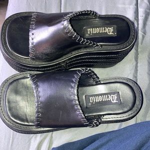Like new size 6 demonias